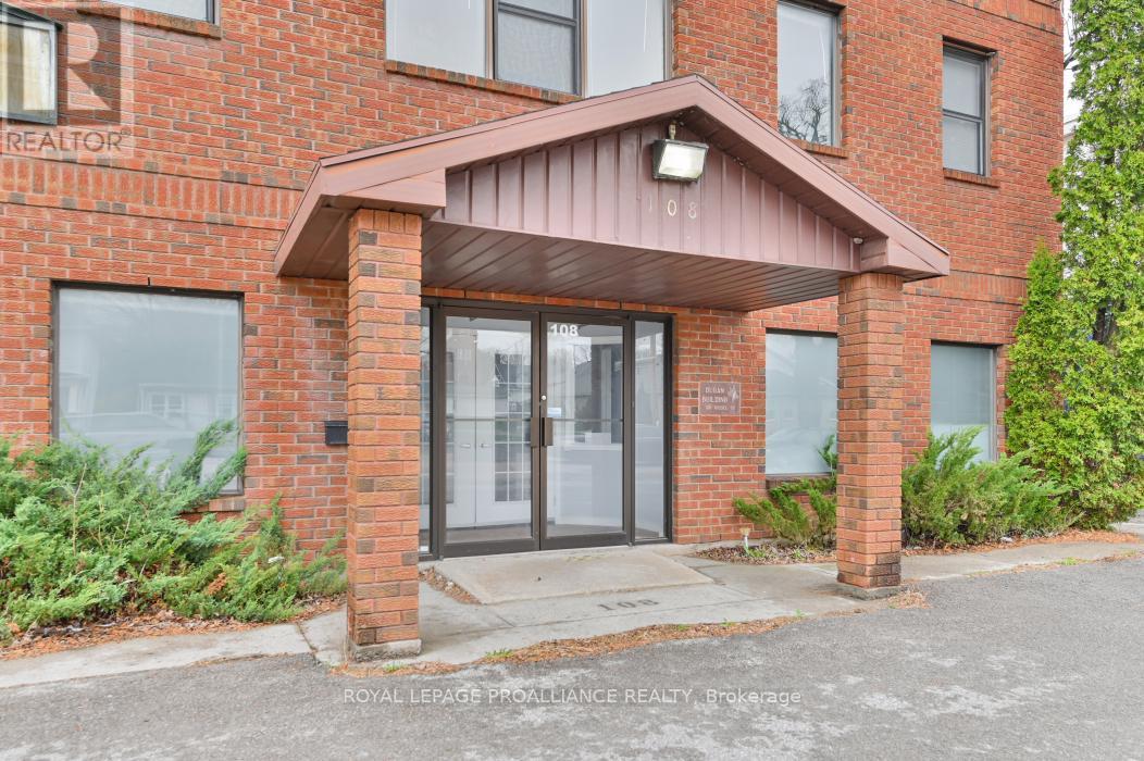 108 Russell Street N Property Photo 3