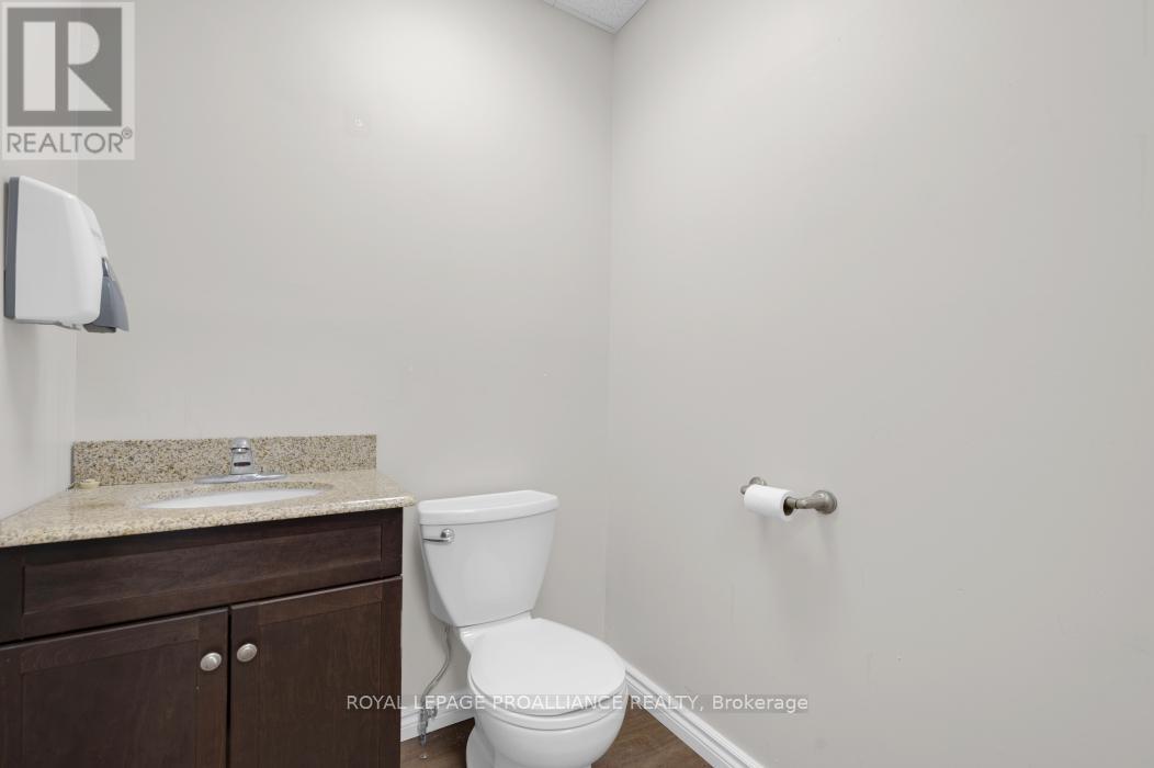 108 Russell Street N Property Photo 10