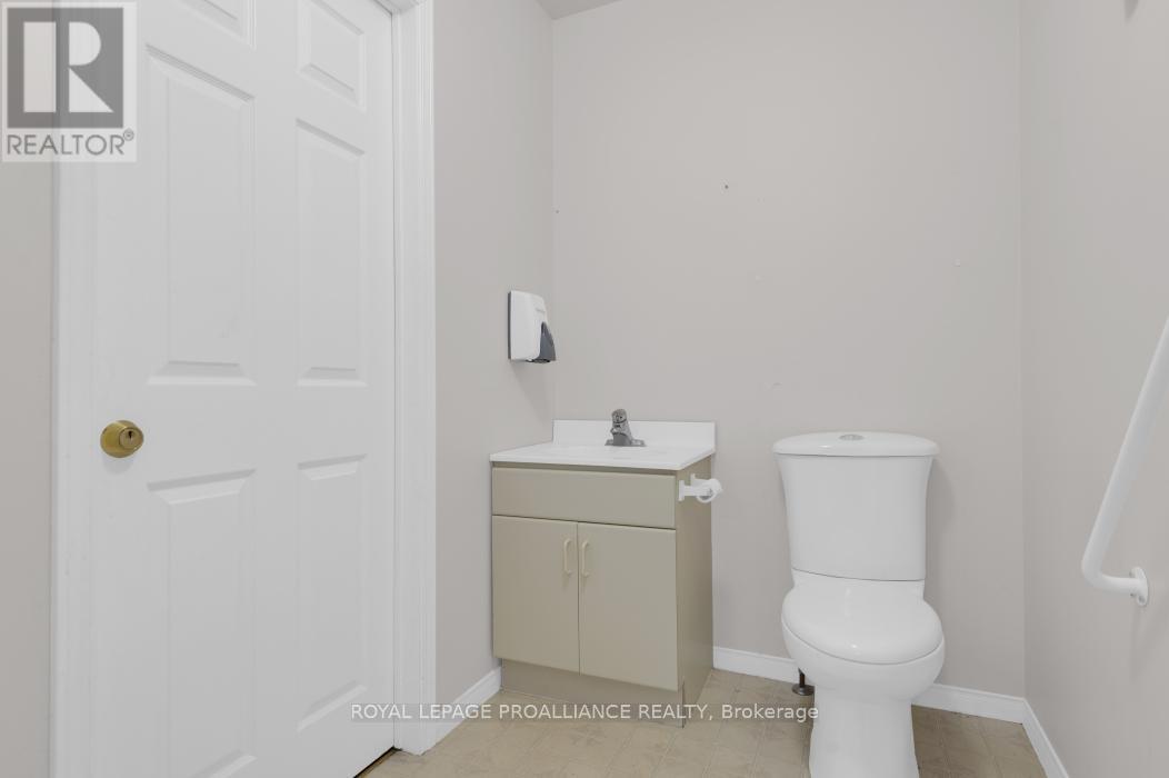 108 Russell Street N Property Photo 12