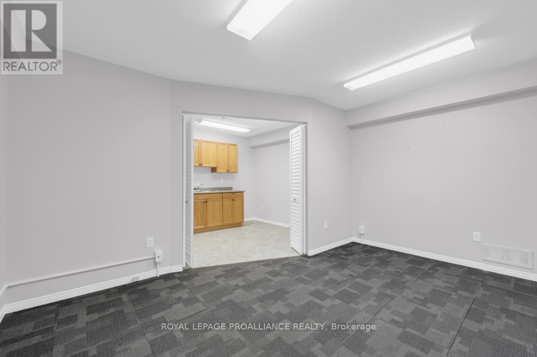 108 Russell Street N Property Photo 14