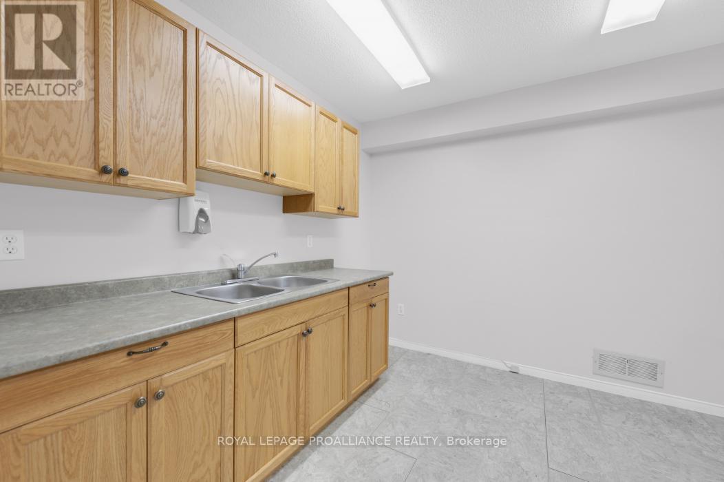 108 Russell Street N Property Photo 16