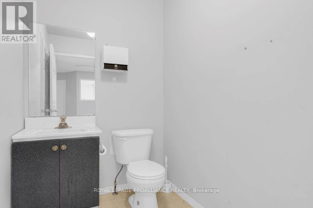 108 Russell Street N Property Photo 20