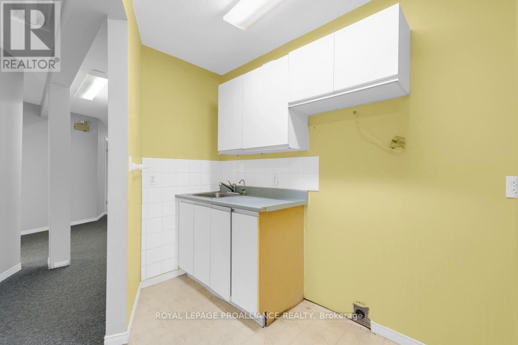 108 Russell Street N Property Photo 22