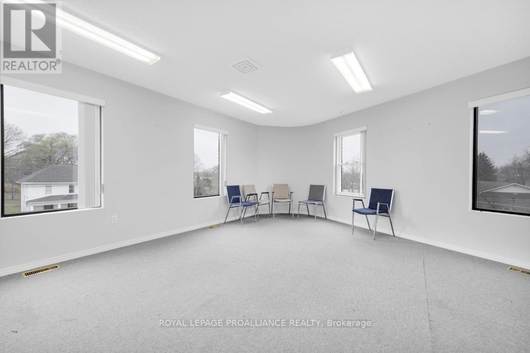 108 Russell Street N Property Photo 23