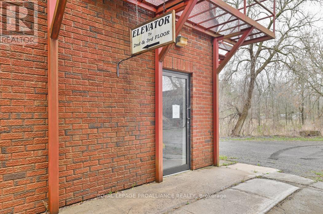 108 Russell Street N Property Photo 25