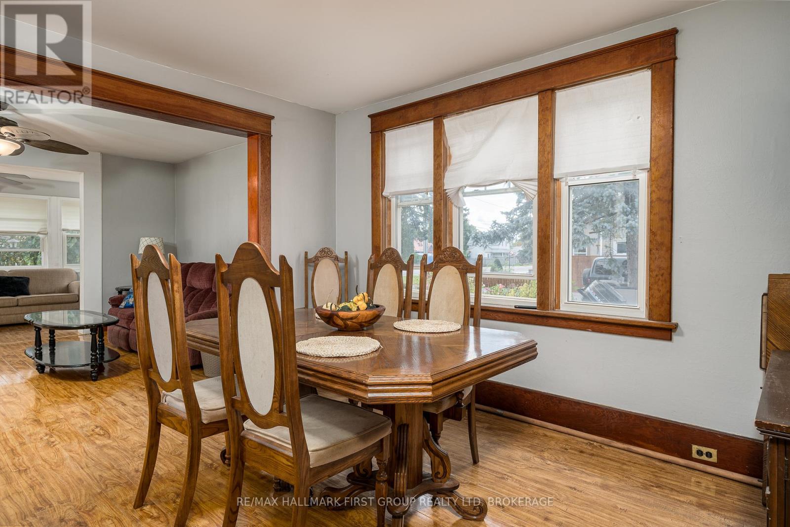 293 Dundas Street W Property Photo 6