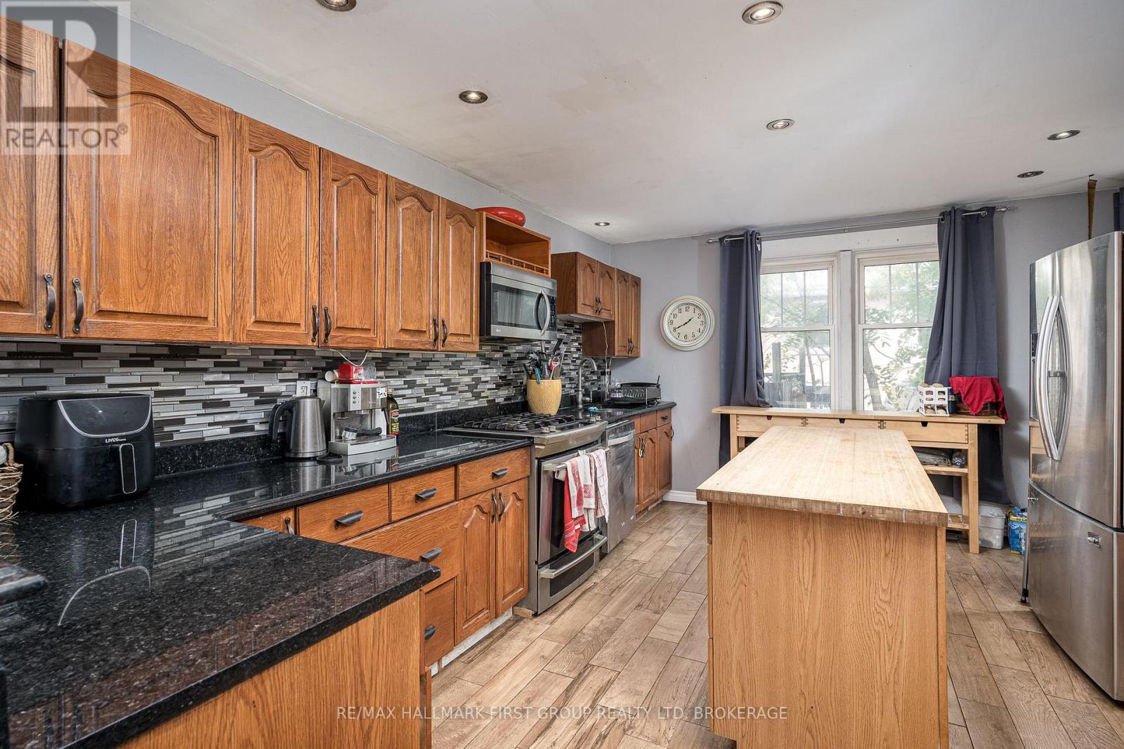 293 Dundas Street W Property Photo 11