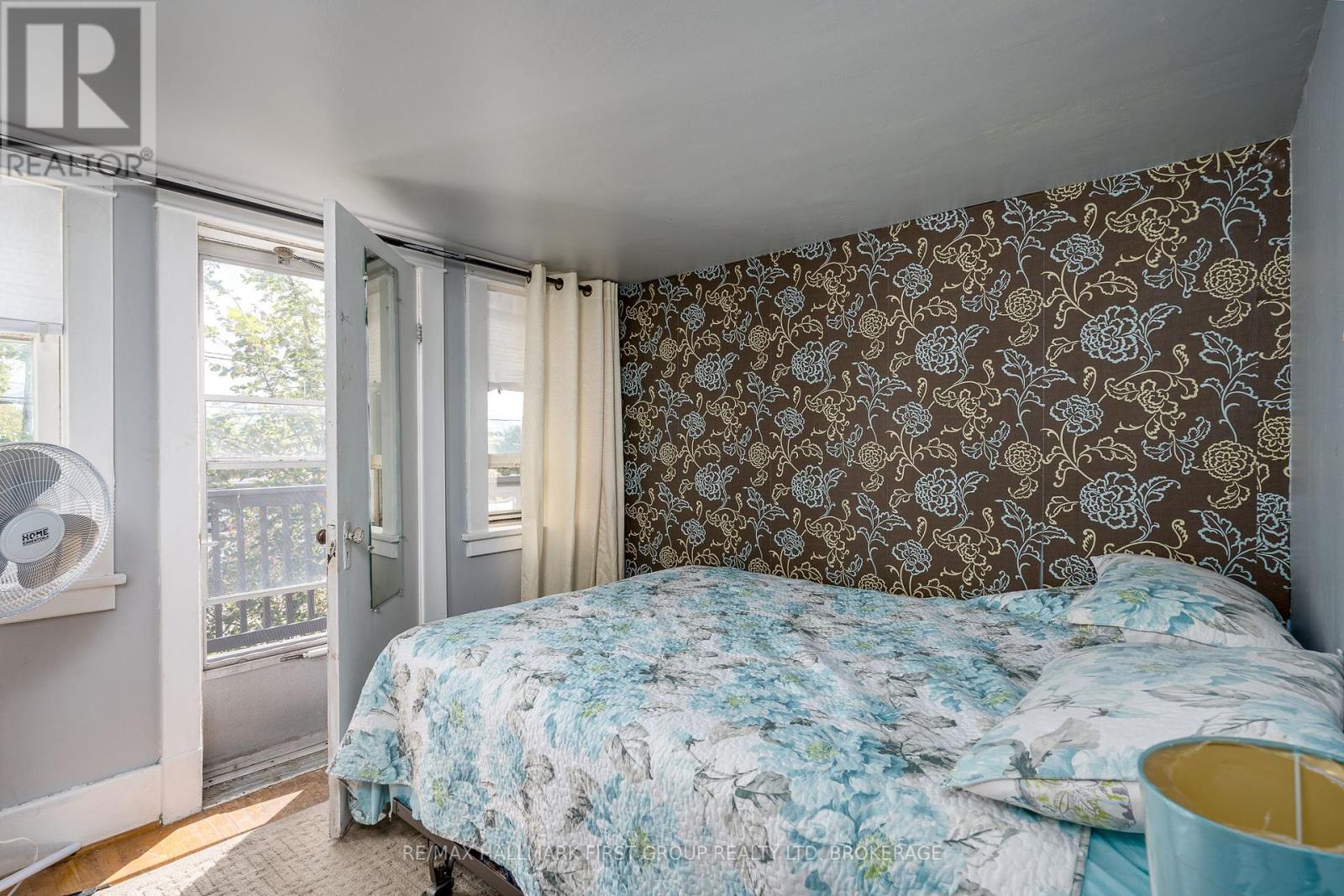 293 Dundas Street W Property Photo 14