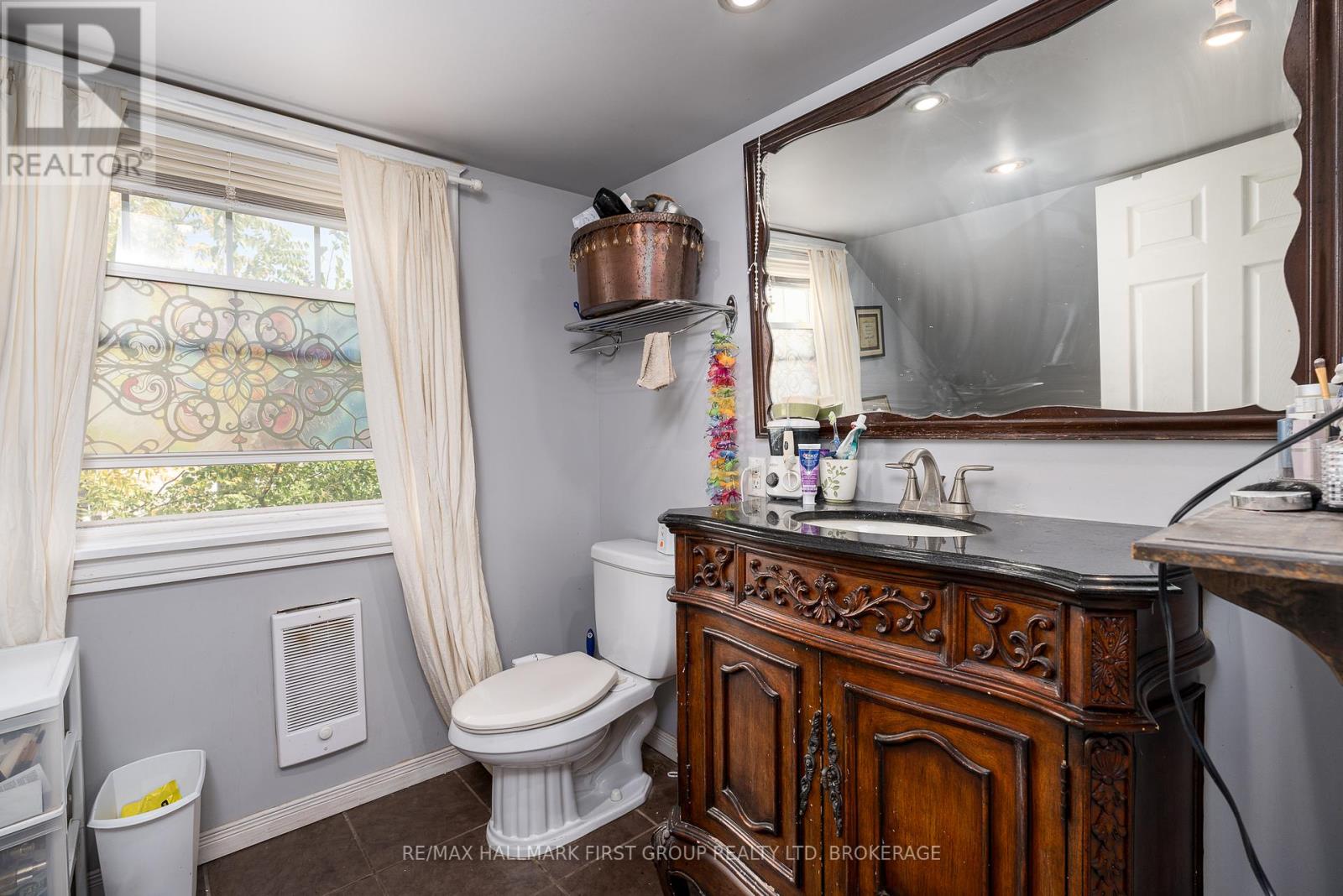 293 Dundas Street W Property Photo 16