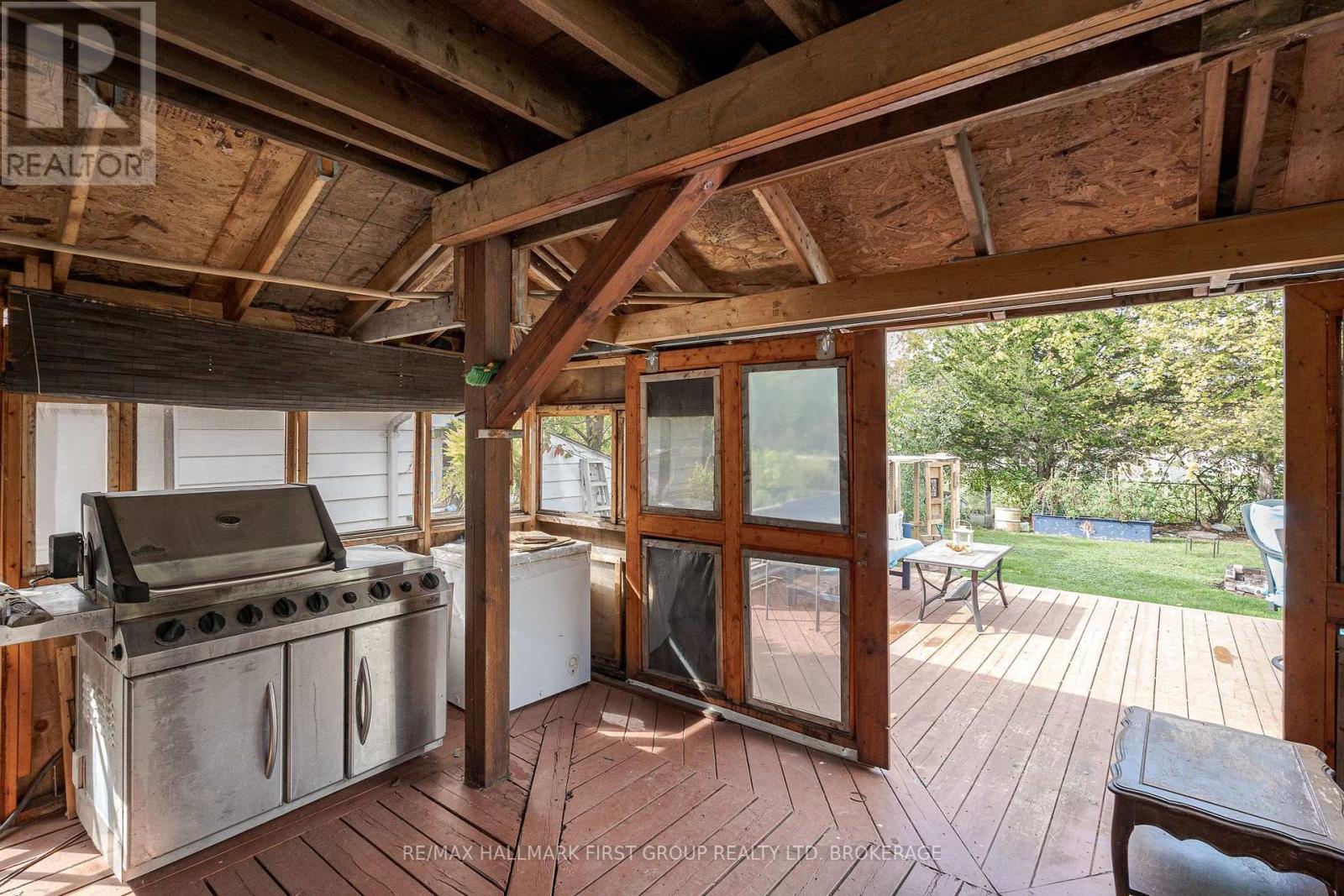 293 Dundas Street W Property Photo 19