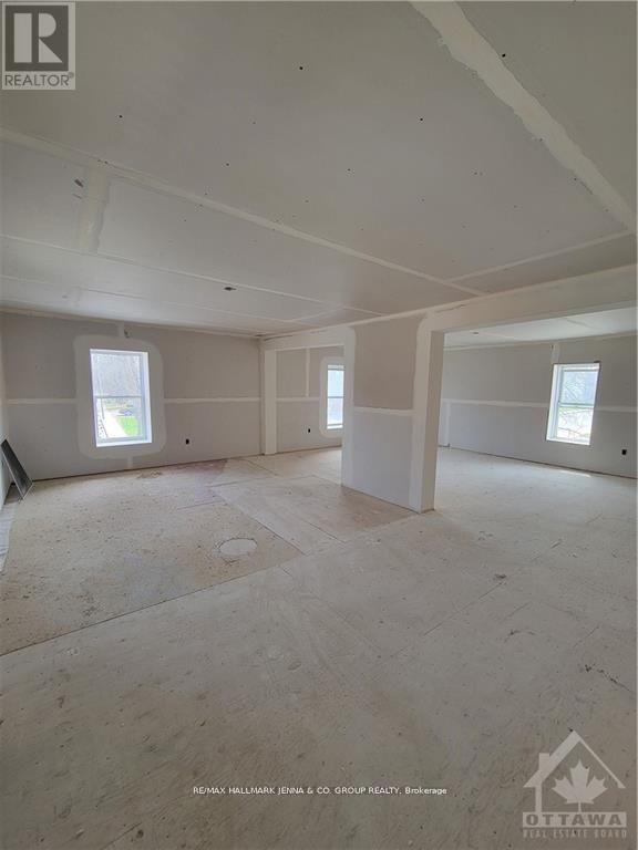 3 - 19 Lake Avenue W Property Photo 4
