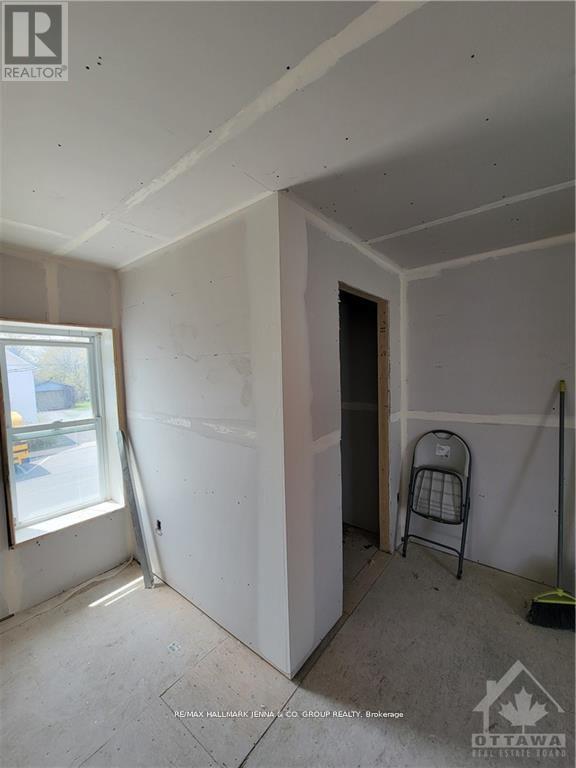 3 - 19 Lake Avenue W Property Photo 5