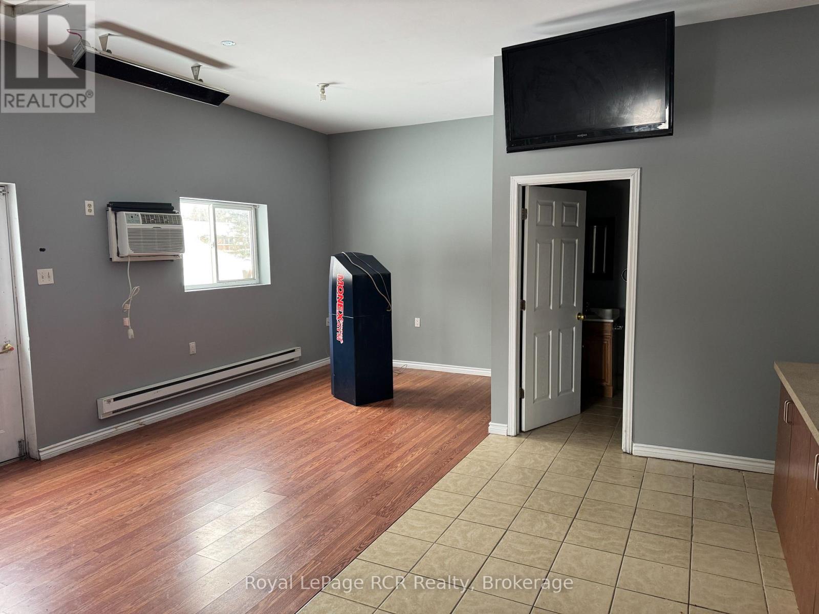 62 Yonge Street N Property Photo 5