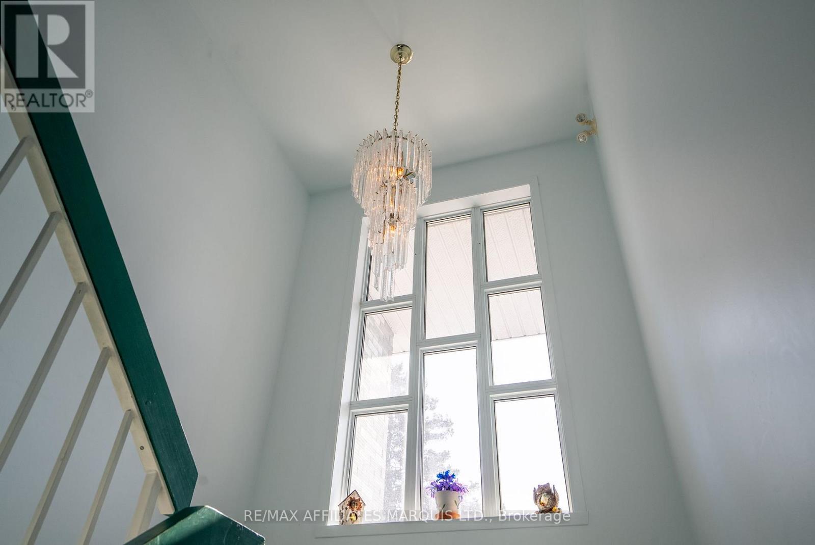 35 Lochiel Street E Property Photo 4