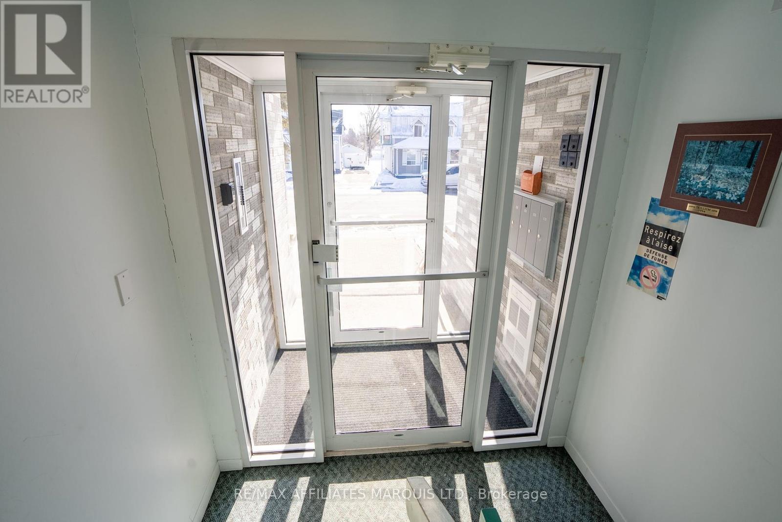 35 Lochiel Street E Property Photo 6