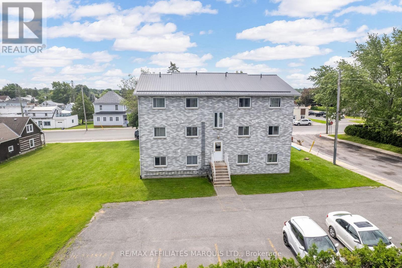 35 Lochiel Street E Property Photo 7