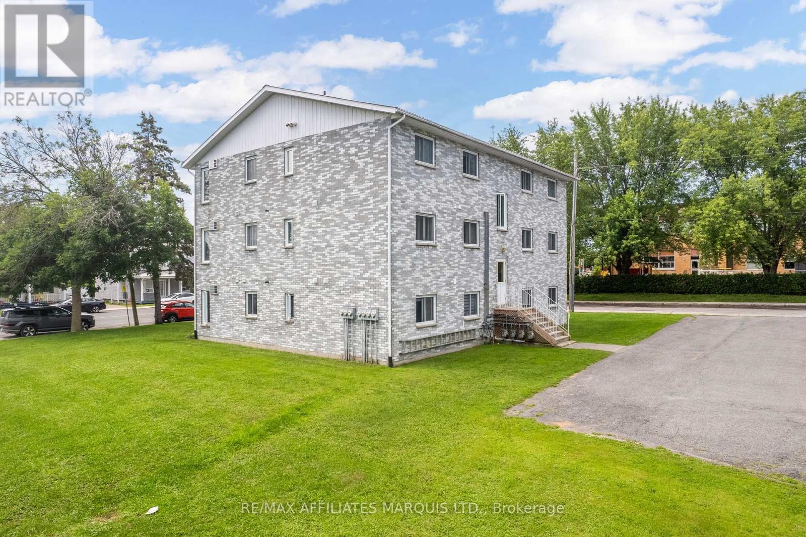 35 Lochiel Street E Property Photo 8