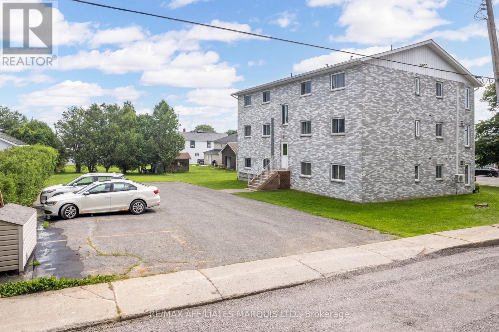 35 Lochiel Street E Property Photo 9