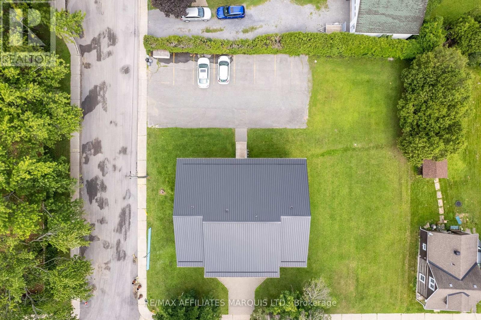 35 Lochiel Street E Property Photo 10