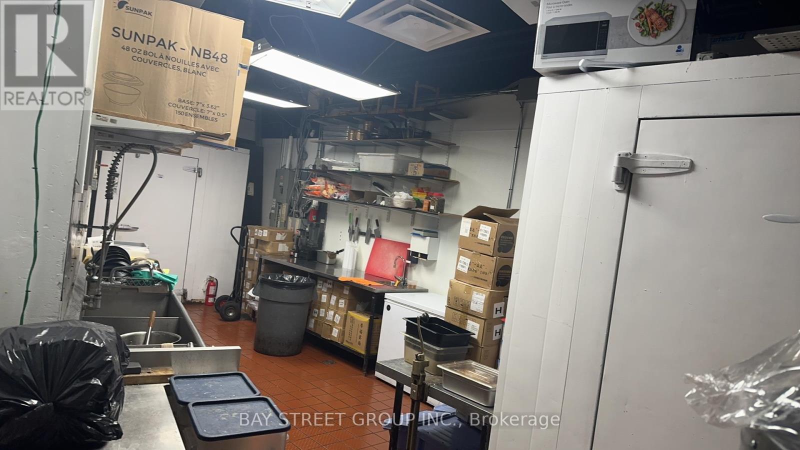 22-23 - 160 University Avenue W Property Photo 4