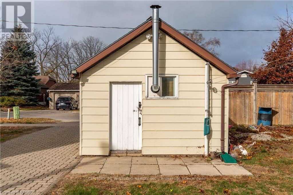 929 Huron Terrace Property Photo 3