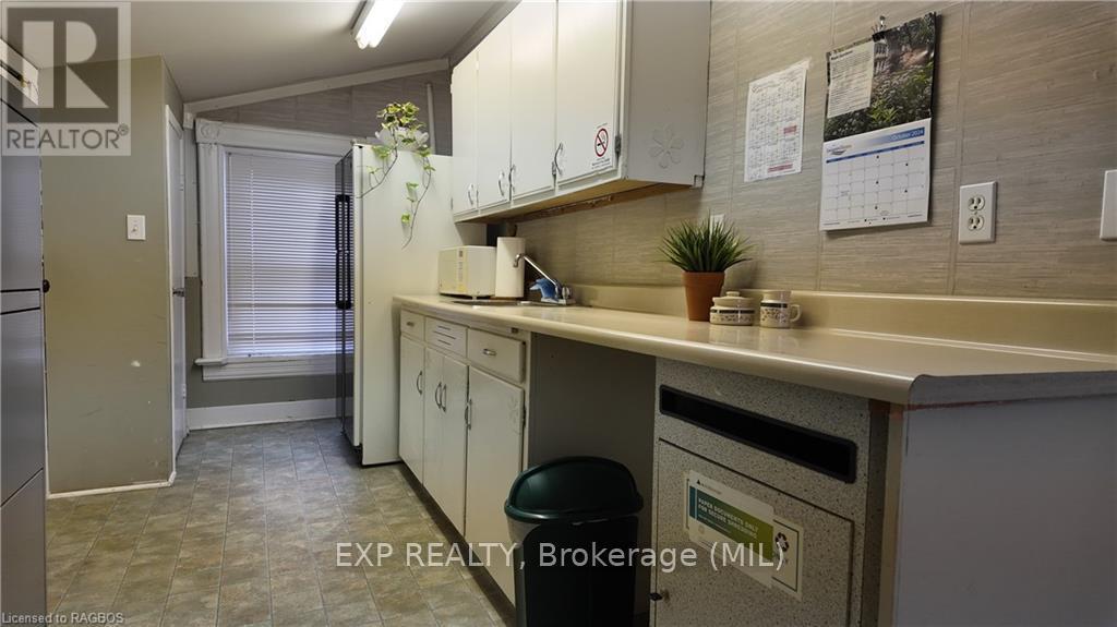 21 Grosvenor St N Property Photo 10
