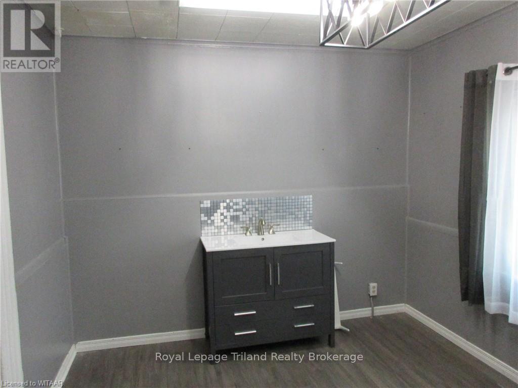 18 Wellington Street N Property Photo 6