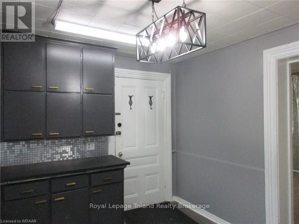 18 Wellington Street N Property Photo 7