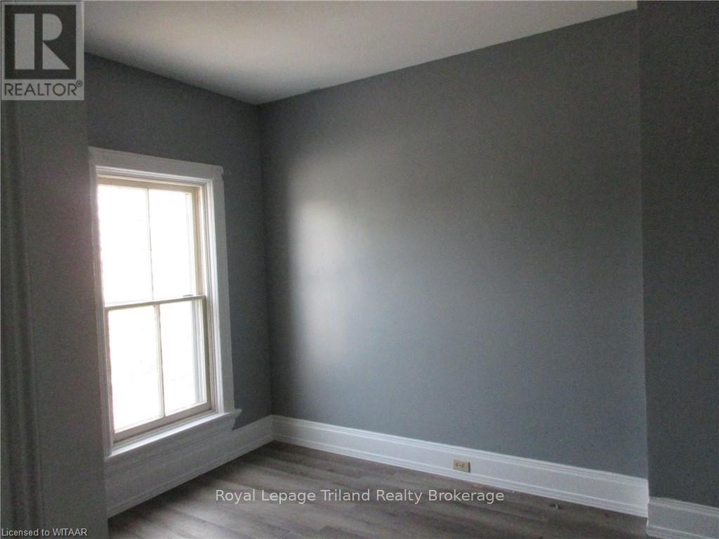 18 Wellington Street N Property Photo 10