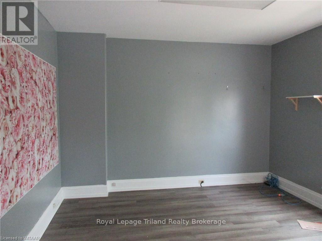18 Wellington Street N Property Photo 12