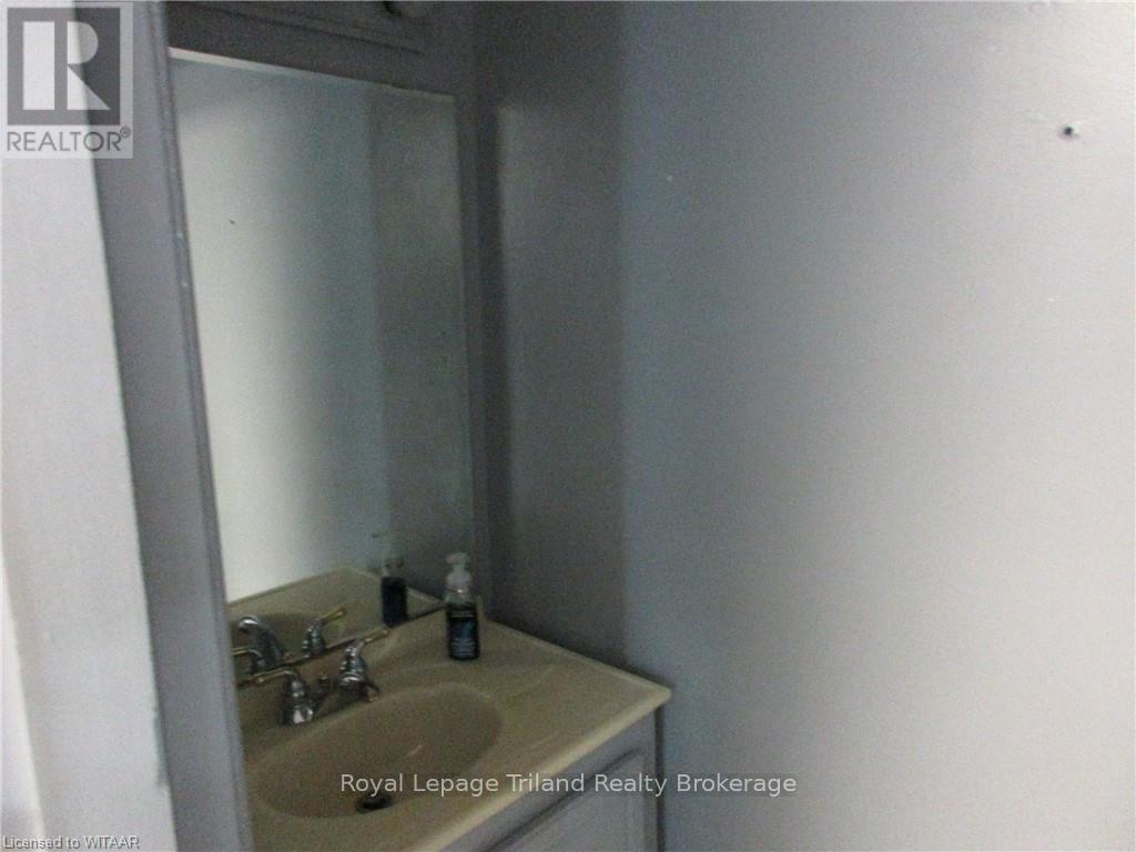 18 Wellington Street N Property Photo 17