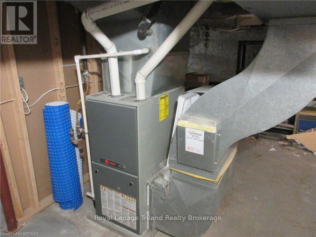 18 Wellington Street N Property Photo 19