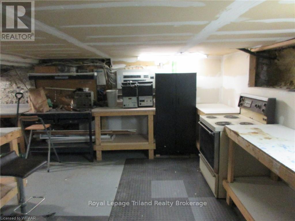 18 Wellington Street N Property Photo 20