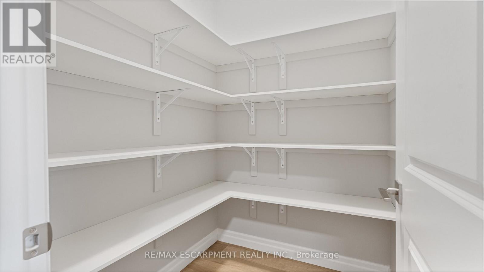 45 Vanrooy Trail Property Photo 11