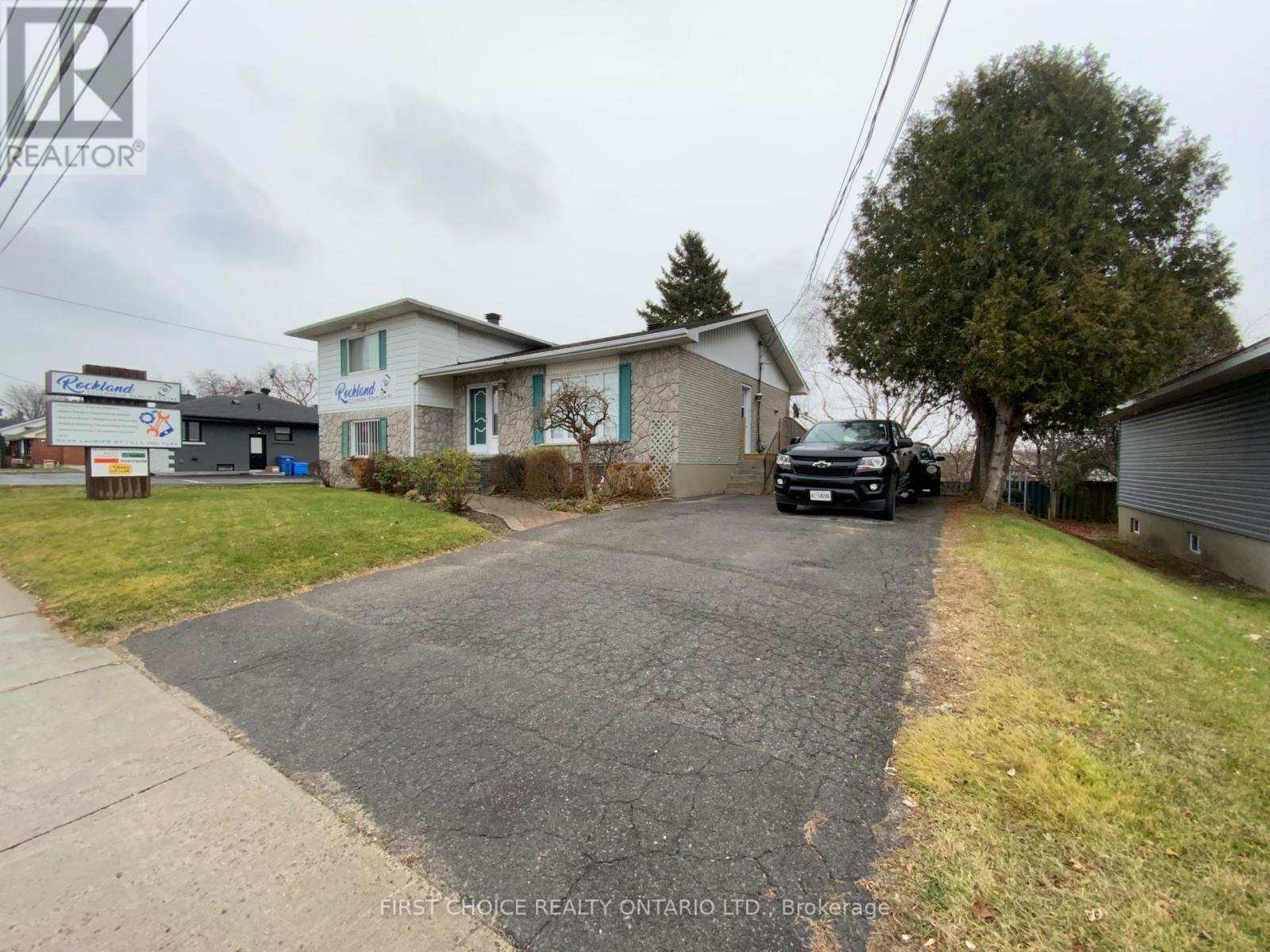 2705 Laurier Street Property Photo 1