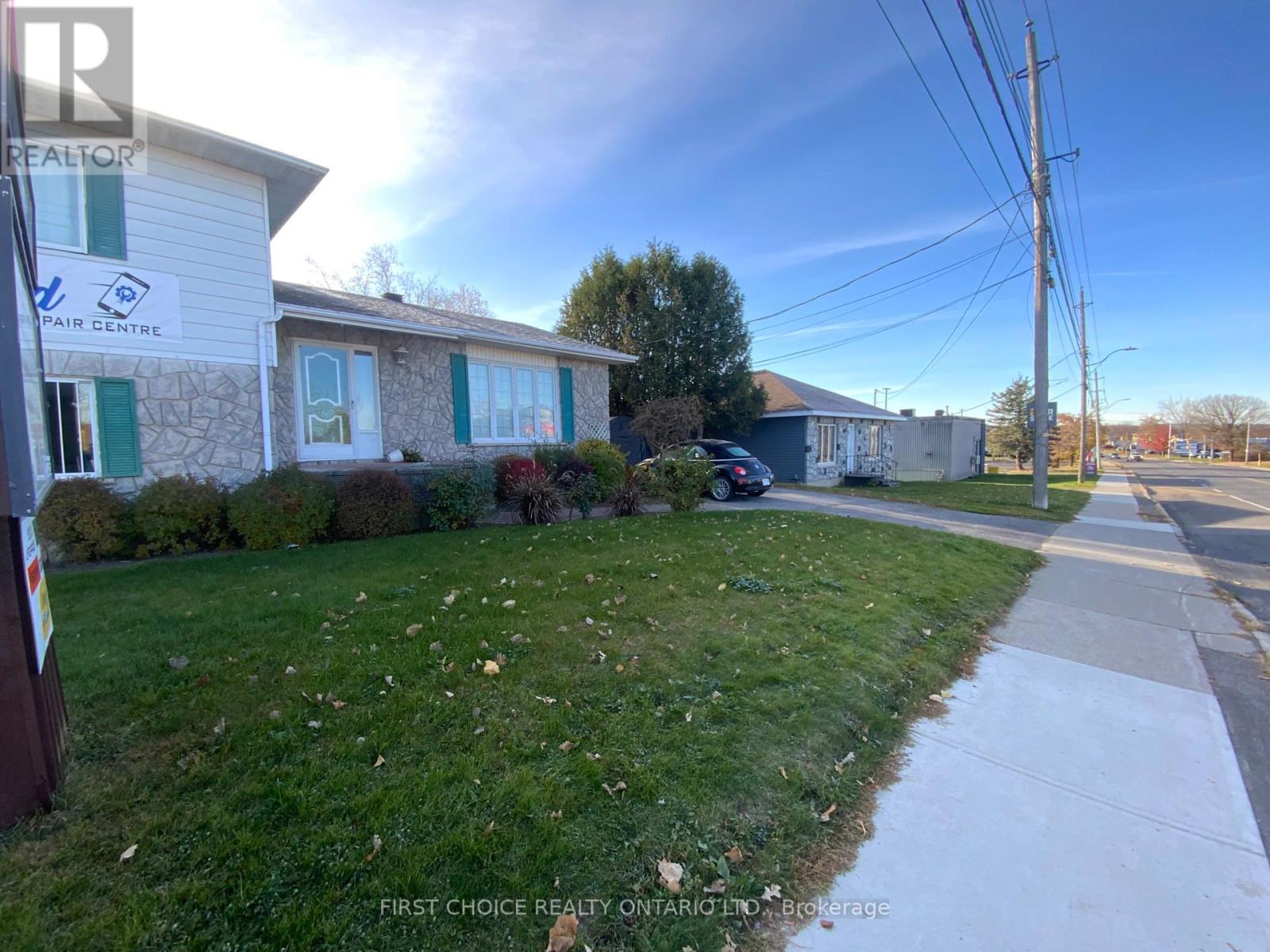 2705 Laurier Street Property Photo 3