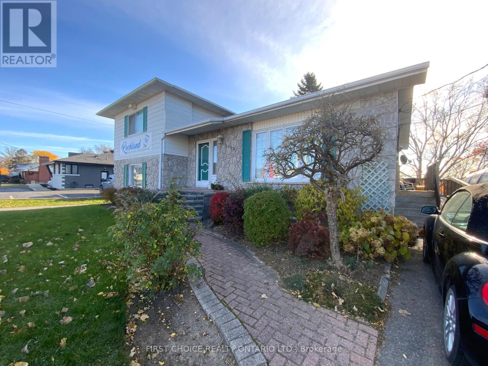 2705 Laurier Street Property Photo 4