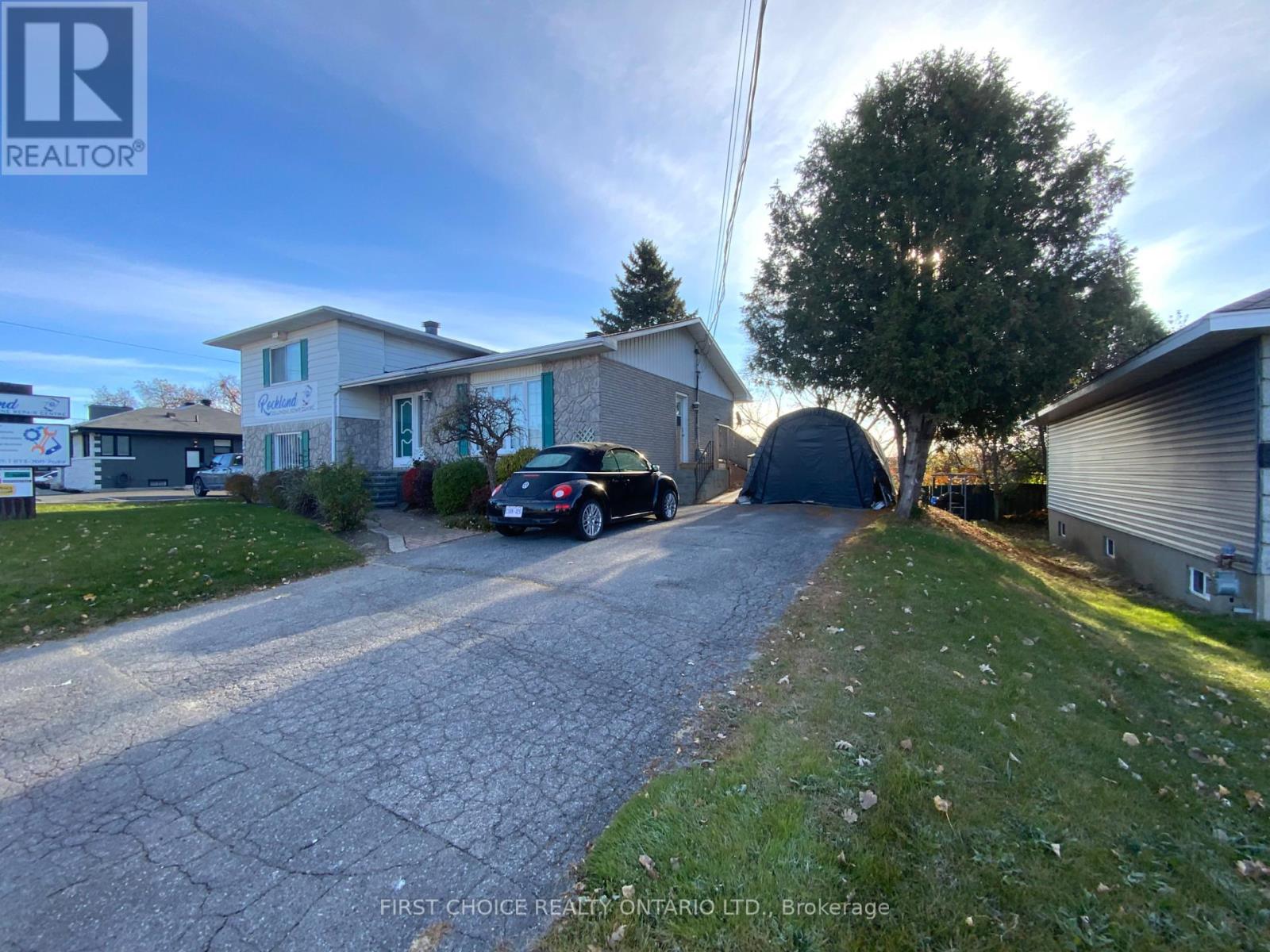 2705 Laurier Street Property Photo 5