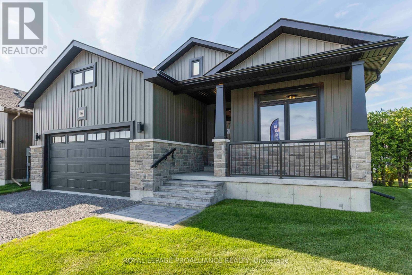16 MACKENZIE JOHN CRESCENT Property Photo 1