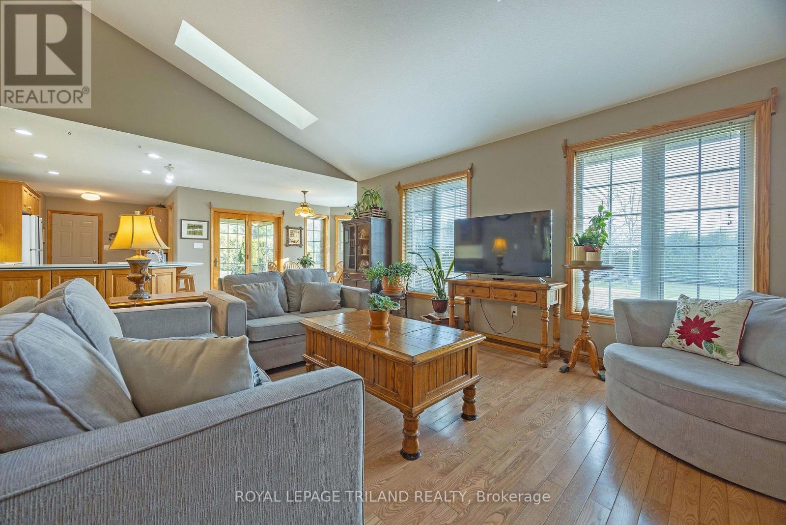22164 Dundonald Road Property Photo 8