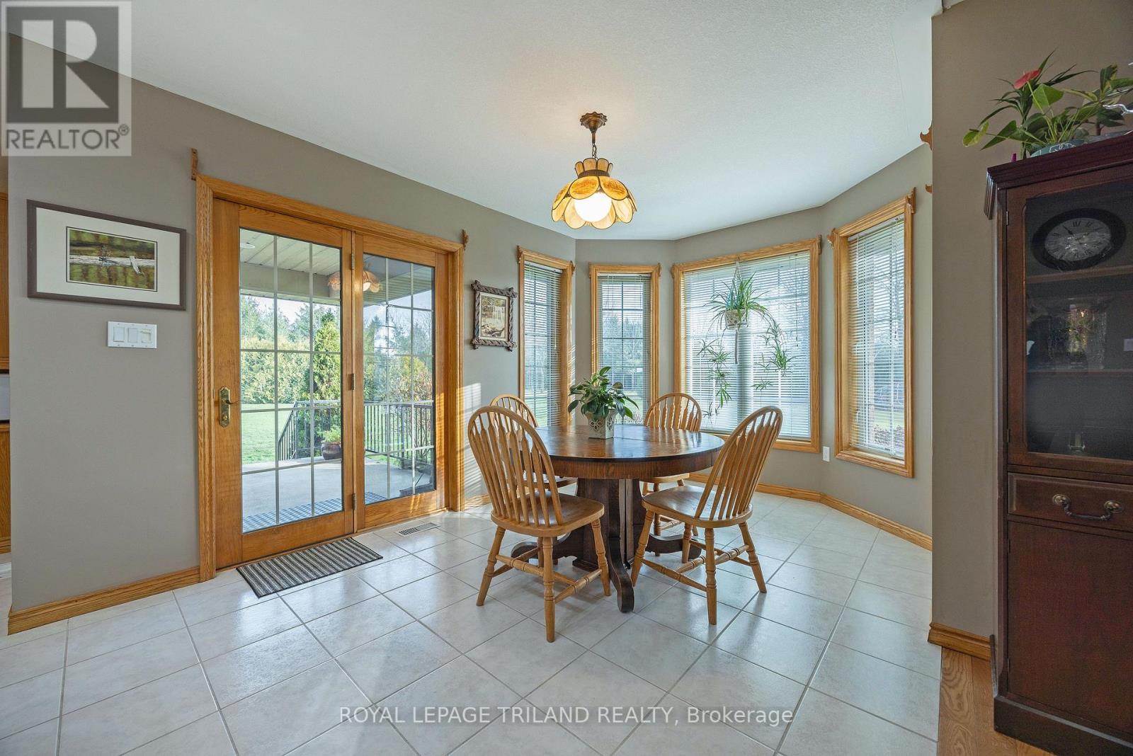 22164 Dundonald Road Property Photo 9