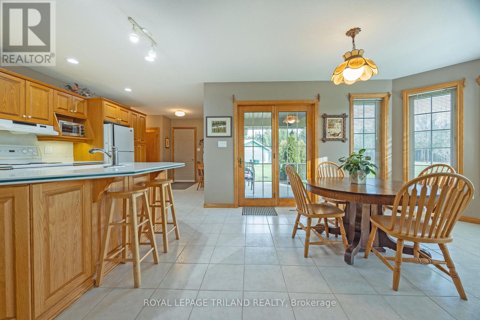 22164 Dundonald Road Property Photo 10
