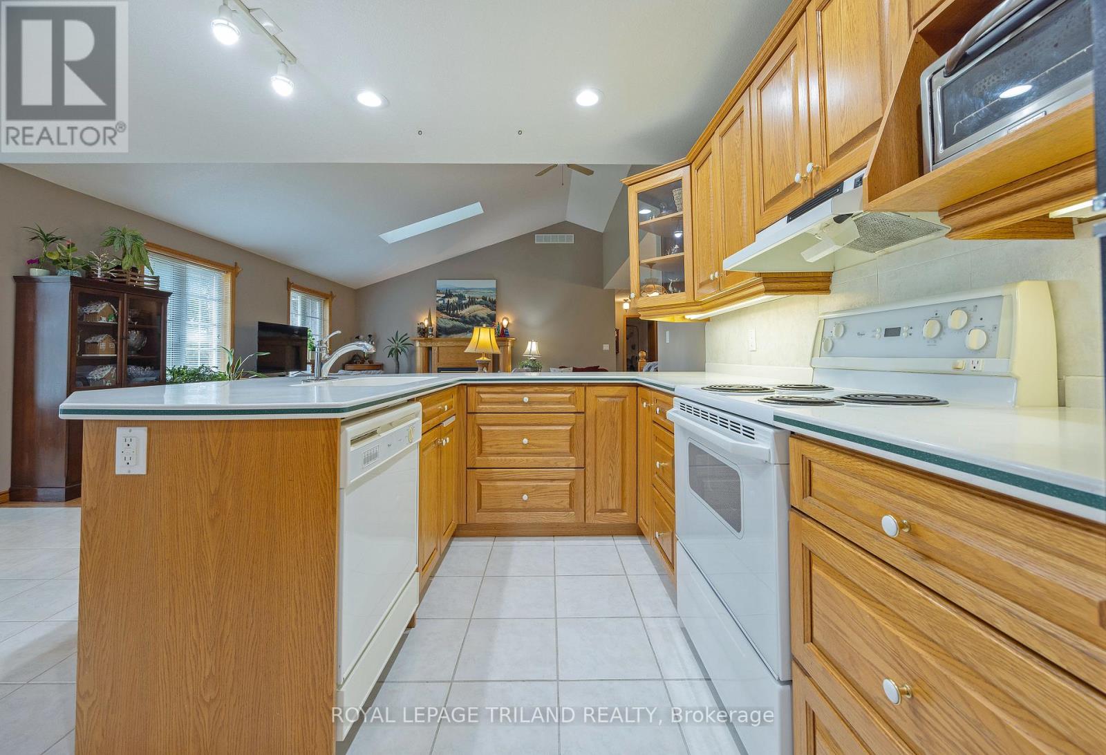 22164 Dundonald Road Property Photo 13