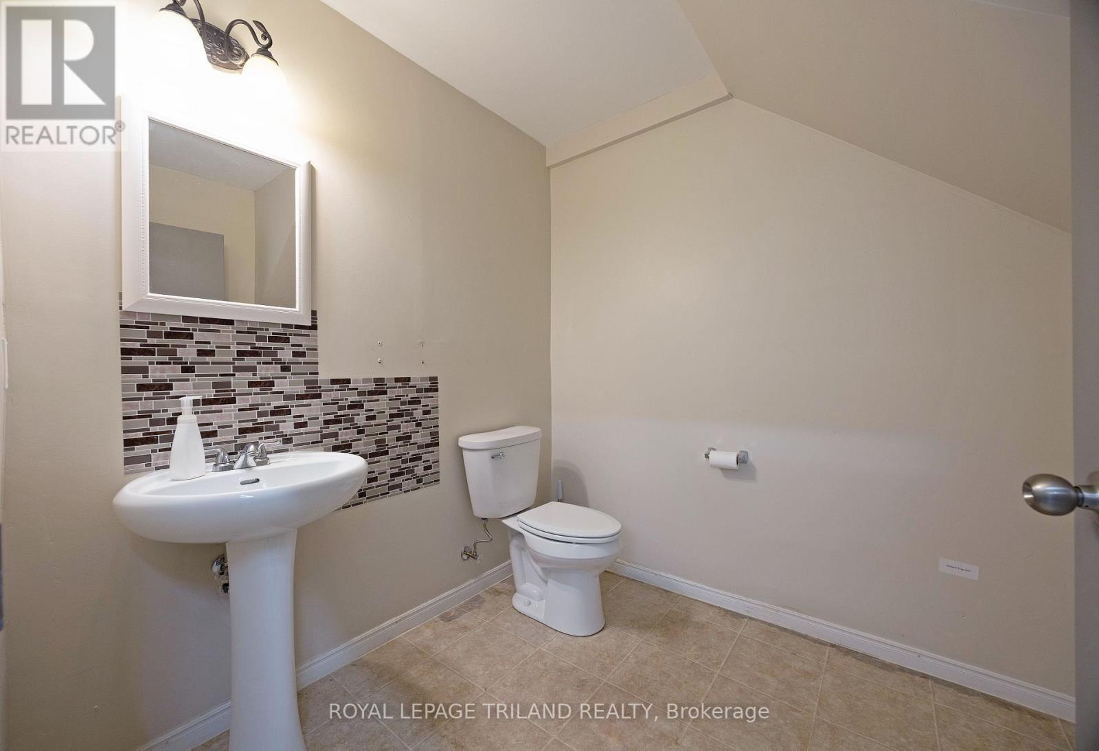 22164 Dundonald Road Property Photo 34