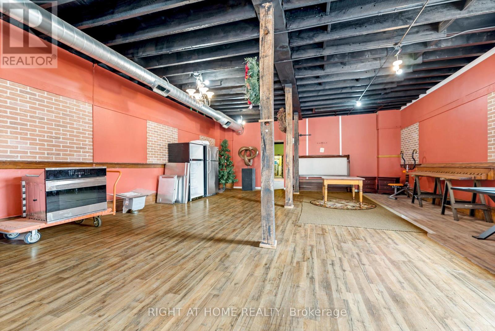Main - 262 Ottawa Street N Property Photo 9