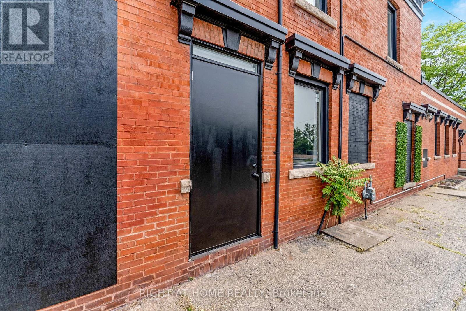 Main - 262 Ottawa Street N Property Photo 12