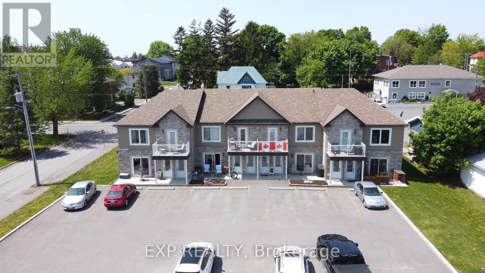 73 Kenyon Street E Property Photo 3