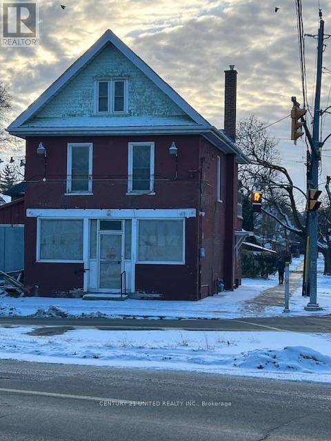 239 Park Street N Property Photo 3
