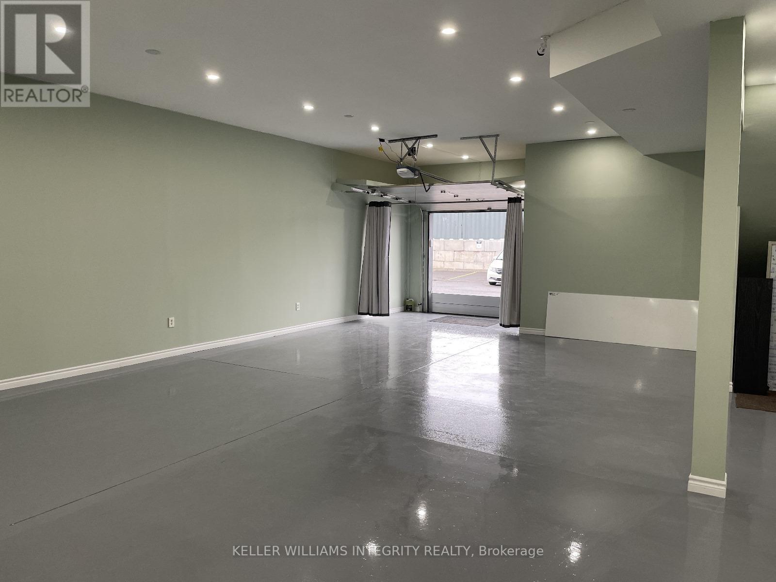 D6 - 2285 St Laurent Boulevard Property Photo 2