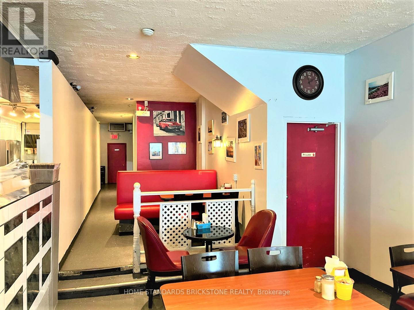 29 John Street N Property Photo 5